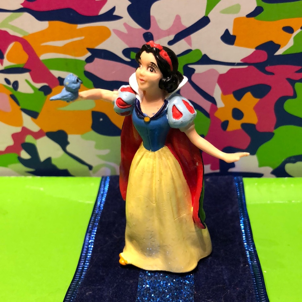 Snow White figurine w/ bluebird